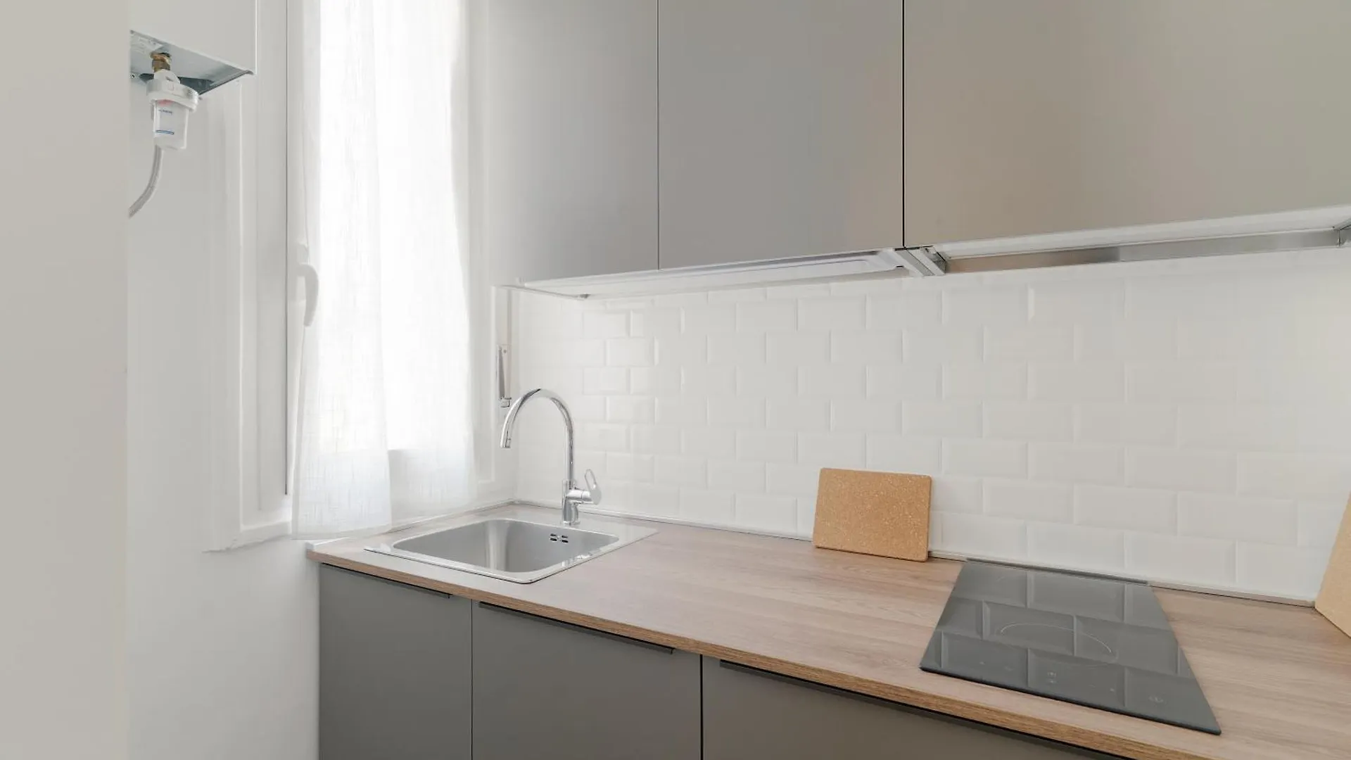 Guesthost - M1 Pasteur Apartment With Balcony Milánó