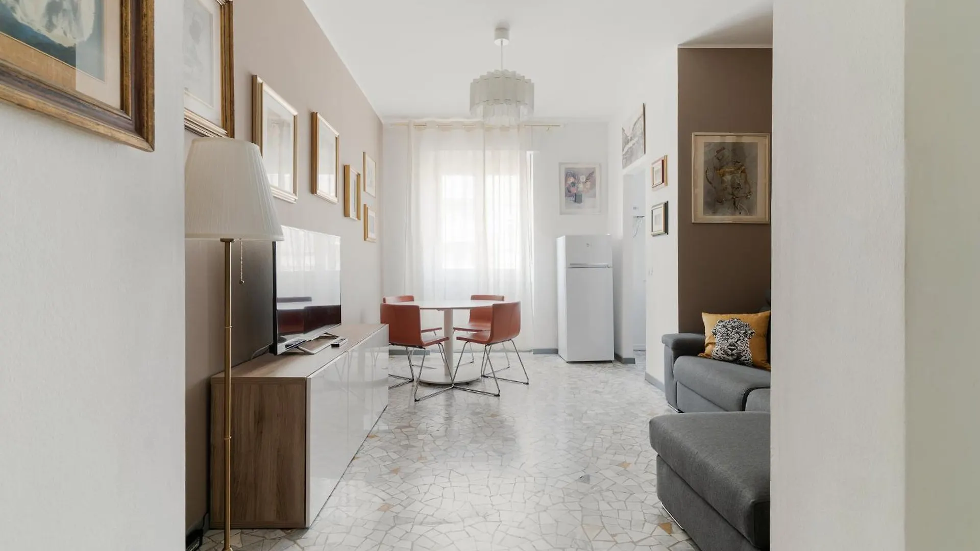 Guesthost - M1 Pasteur Apartment With Balcony Milánó 0*,  Olaszország