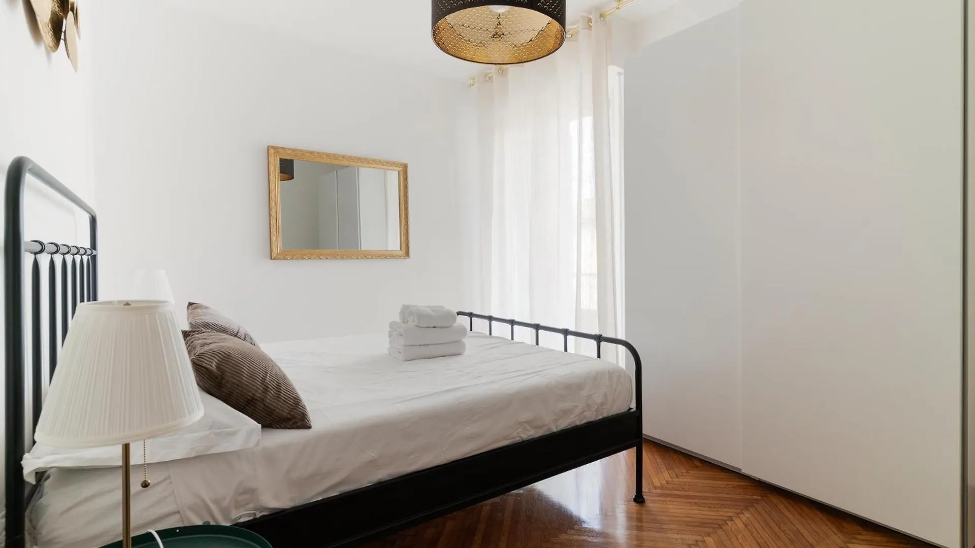 Guesthost - M1 Pasteur Apartment With Balcony Milánó