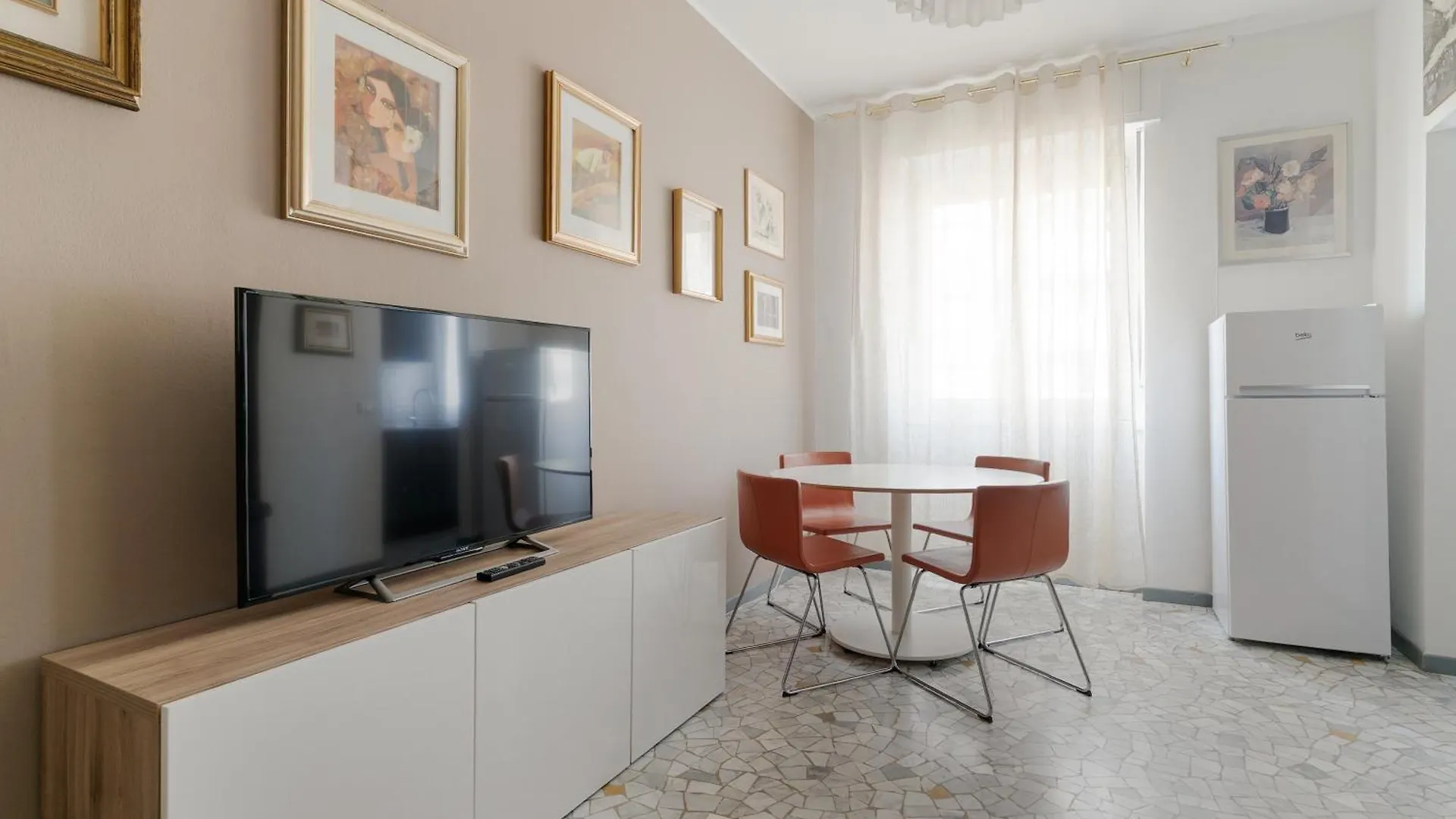 Guesthost - M1 Pasteur Apartment With Balcony Milánó 0*,  Olaszország