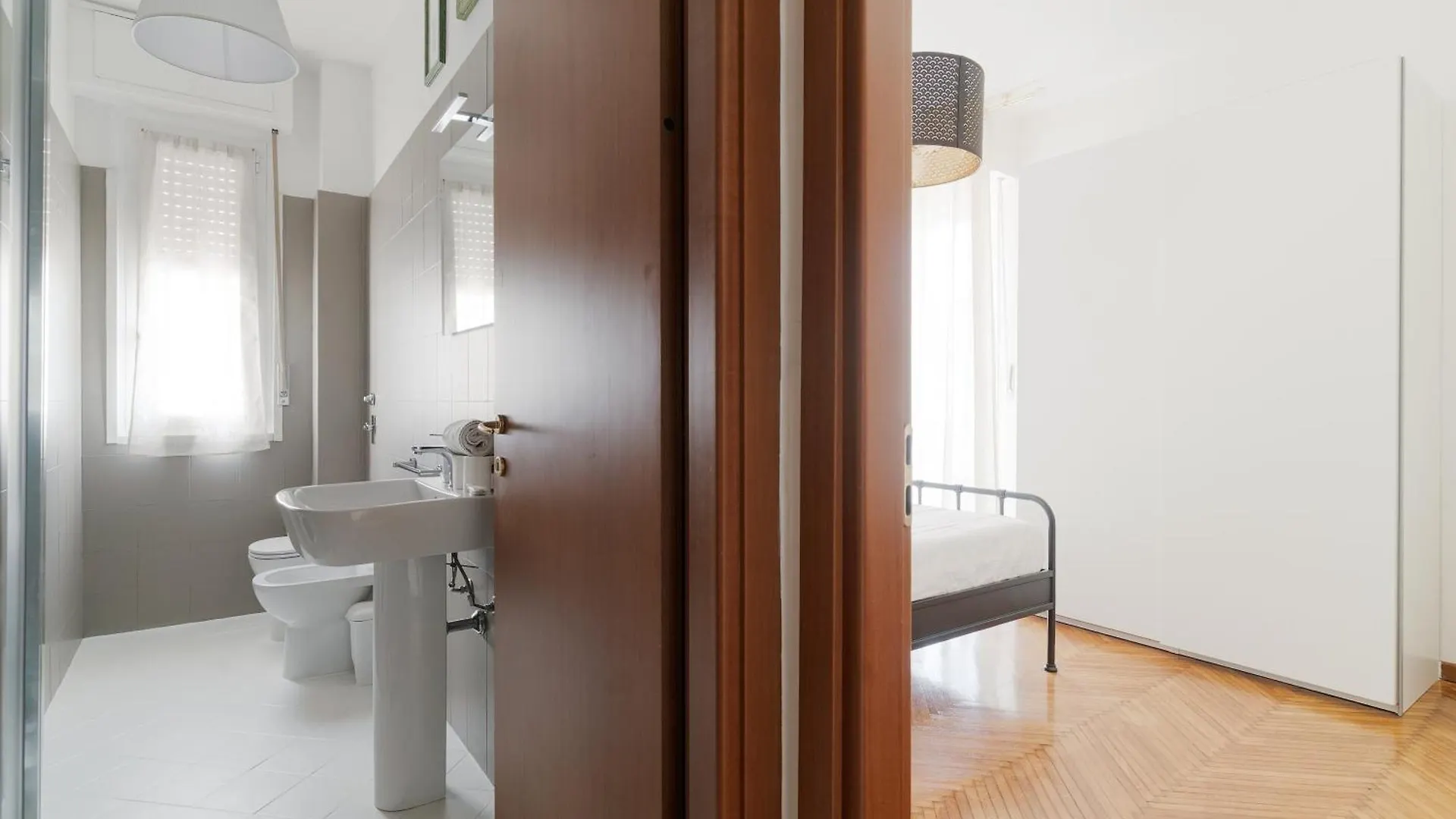 Guesthost - M1 Pasteur Apartment With Balcony Milánó 0*,