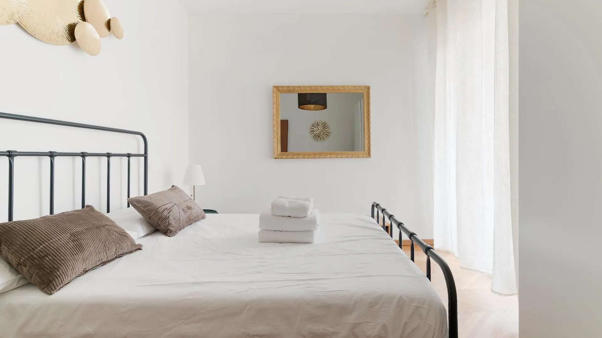 Guesthost - M1 Pasteur Apartment With Balcony Milánó